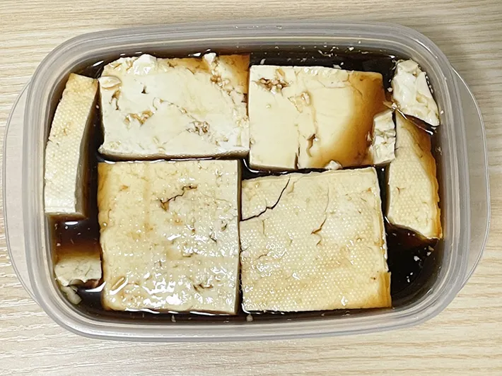 木綿豆腐を『味ぽん』に漬ける写真（撮影：grapeフード編集部）