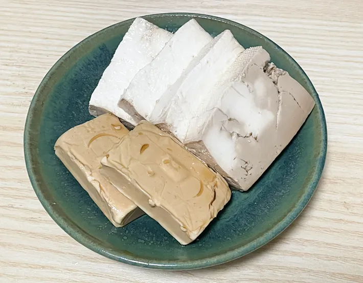 『味ぽん』に漬けた木綿豆腐とチーズの写真（撮影：grapeフード編集部）