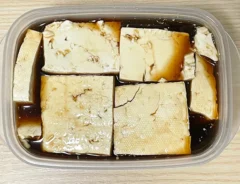 木綿豆腐を『味ぽん』に漬ける写真（撮影：grapeフード編集部）