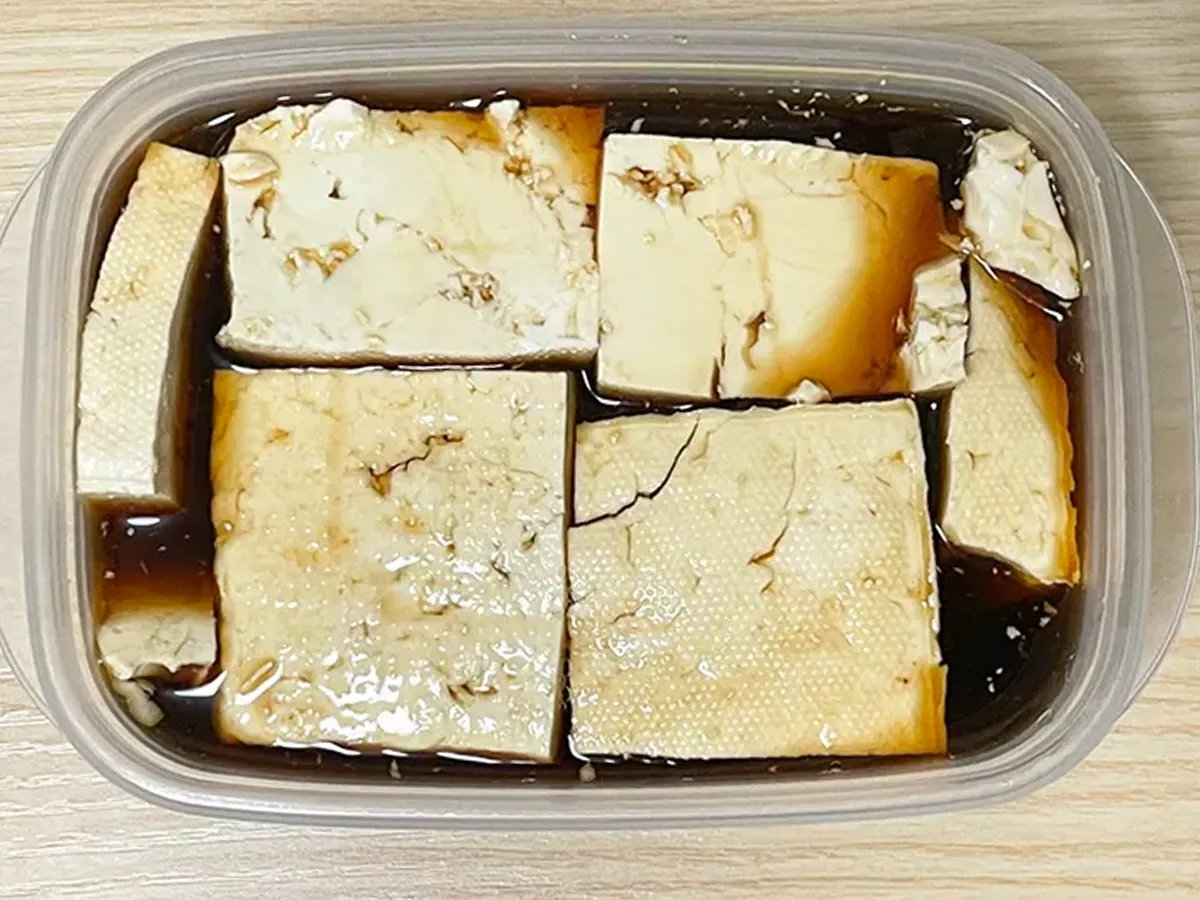 木綿豆腐を『味ぽん』に漬ける写真（撮影：grapeフード編集部）