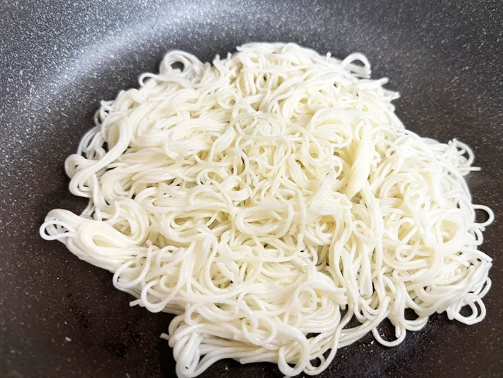 フライパンにそうめんを広げて焼く（撮影：grapeフード編集部）