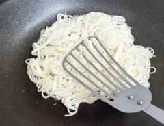 フライパンにそうめんを広げて焼く（撮影：grapeフード編集部）