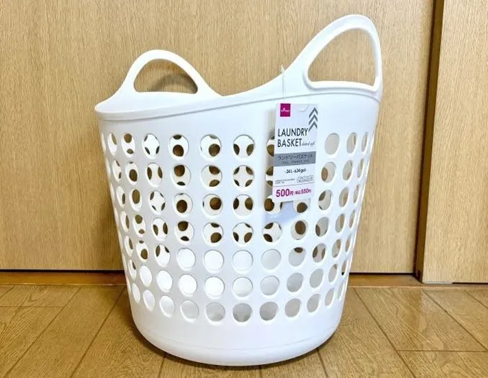 『ダイソー ランドリーバスケット（ソフトタイプ、ドット）』の写真（撮影：ワード）