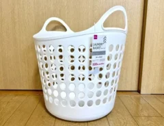 『ダイソー ランドリーバスケット（ソフトタイプ、ドット）』の写真（撮影：ワード）