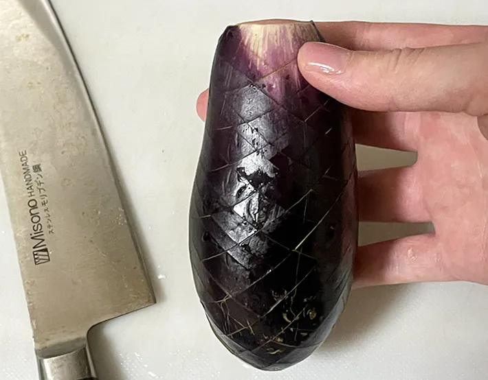 ナスに格子状の切れ目を入れる写真（撮影：grapeフード編集部）