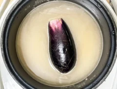 炊飯器に炊き込みご飯の具材を入れる写真（撮影：grapeフード編集部）