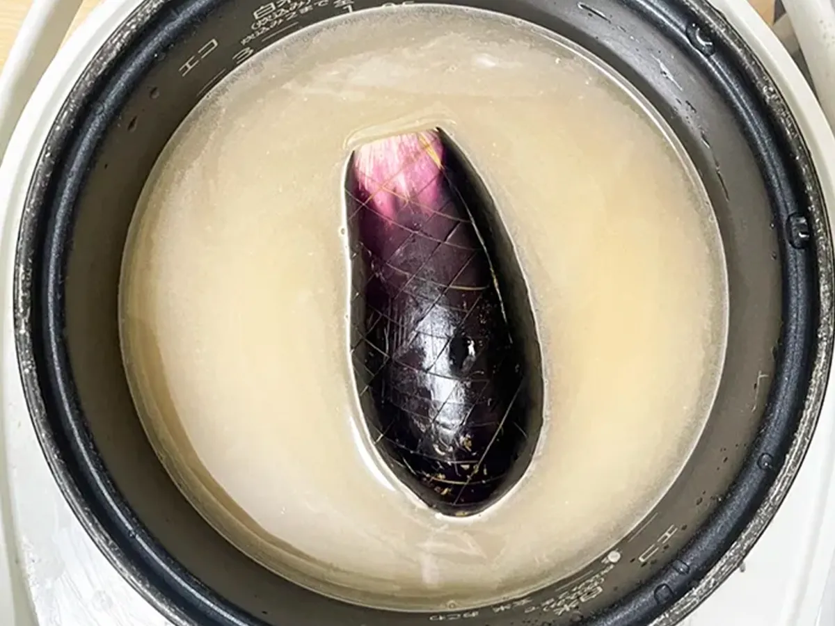 炊飯器に炊き込みご飯の具材を入れる写真(撮影:grapeフード編集部)