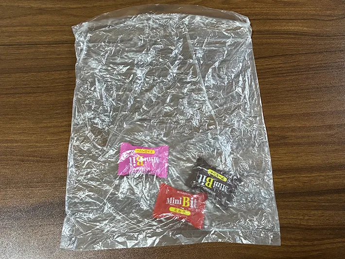 お菓子を入れたポリ袋（撮影：grapeライフハック編集部）