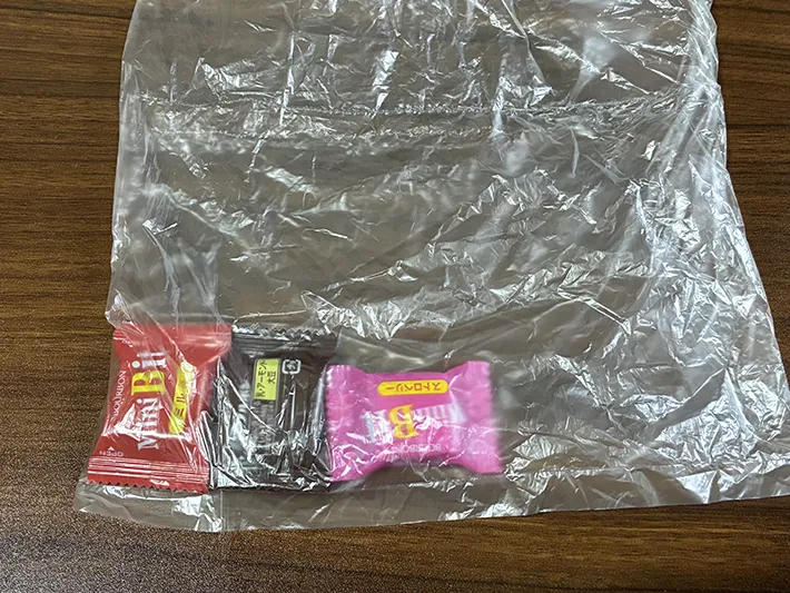 爪でこすって固定したポリ袋（撮影：grapeライフハック編集部）