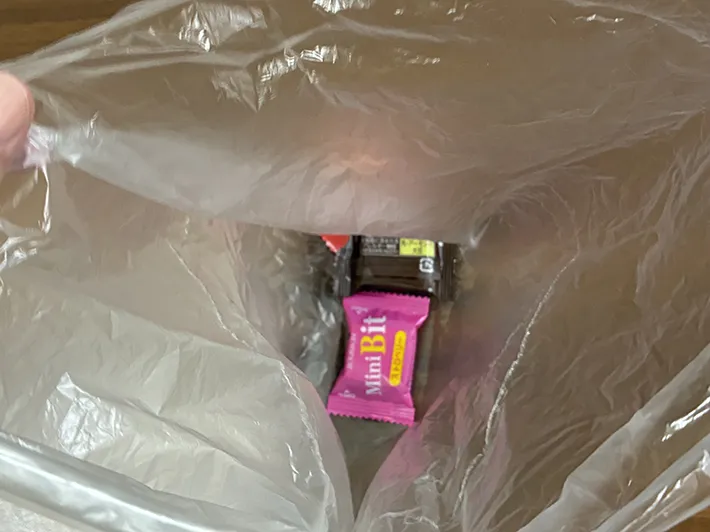 口を開けたポリ袋（撮影：grapeライフハック編集部）