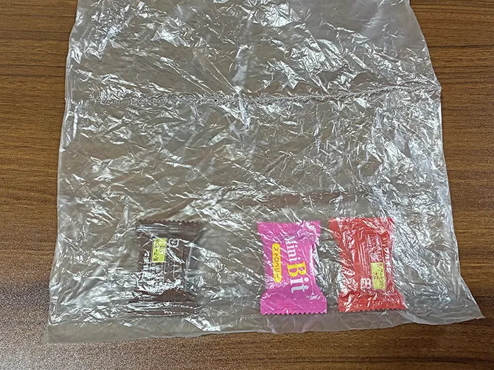 スプーンで口を閉じたポリ袋（撮影：grapeライフハック編集部）