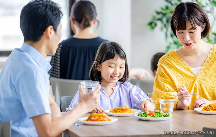 食事をする家族の写真