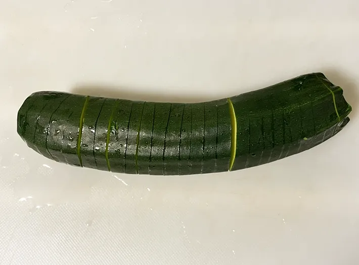 切り込みを入れたズッキーニの写真（撮影：grapeフード編集部）