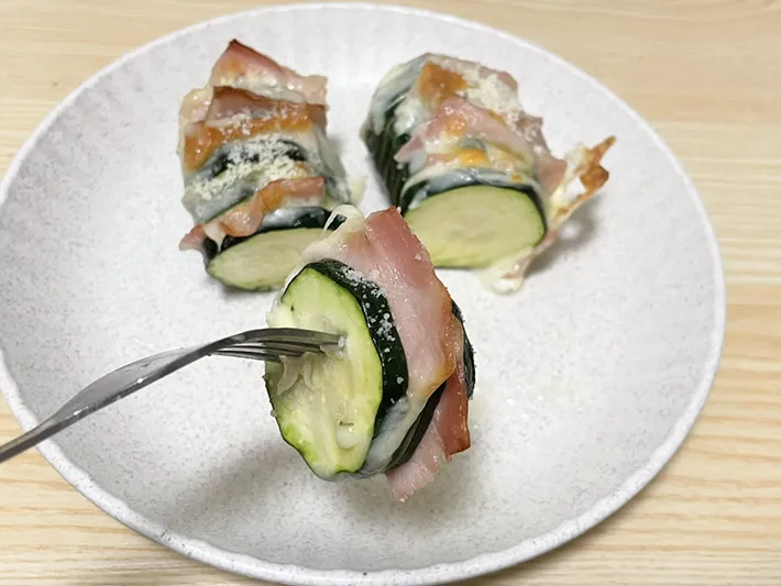 ズッキーニの料理を食べる写真（撮影：grapeフード編集部）