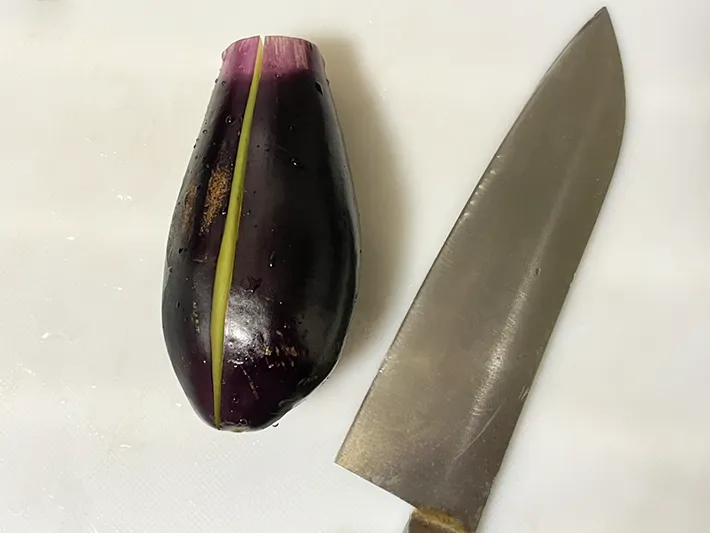 ナスに切れ目を入れる写真（撮影：grapeフード編集部）