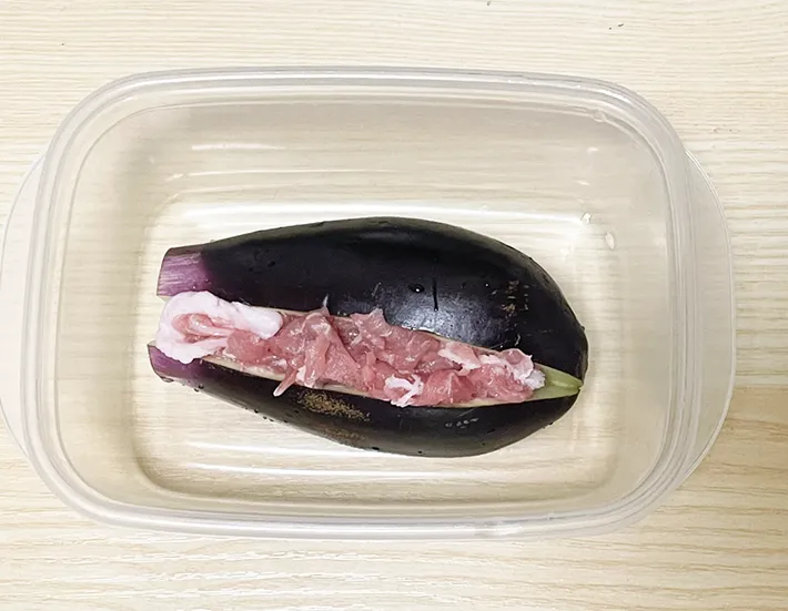 ナスの切れ目に豚バラ肉を差し込んだ写真（撮影：grapeフード編集部）