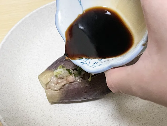 ナスにタレをかける写真（撮影：grapeフード編集部）