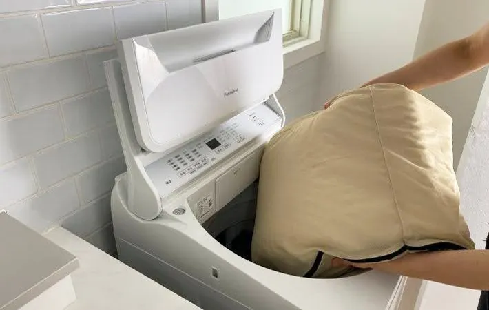 『洗濯機に洗濯物を入れる』写真（撮影：Heulie）