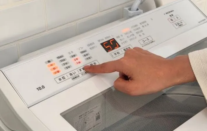 『洗濯機のボタンを押す』写真（撮影：Heulie）
