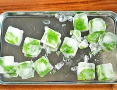 『ミント氷』を作る写真（撮影：小泉明代）