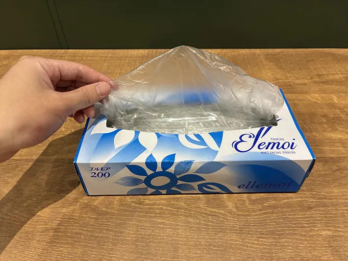 ティッシュケースに入ったポリ袋を引き出す場面（撮影：grapeライフハック編集部）