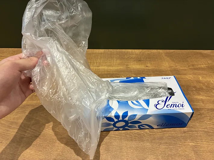 ティッシュケースから引き出したポリ袋（撮影：grapeライフハック編集部）