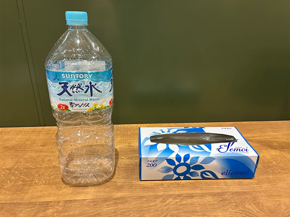 机に置かれた2Lペットボトルとティッシュケース（撮影：grapeライフハック編集部）