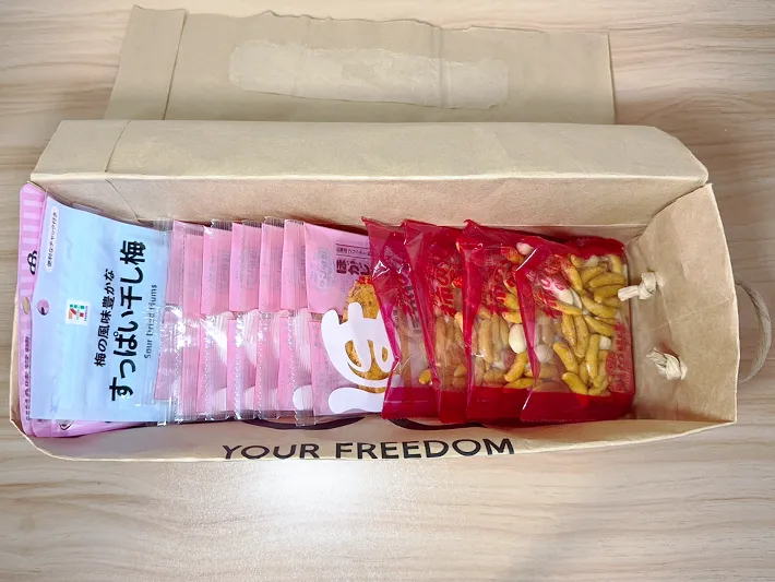 お菓子を入れる（撮影：grapeライフハック編集部）