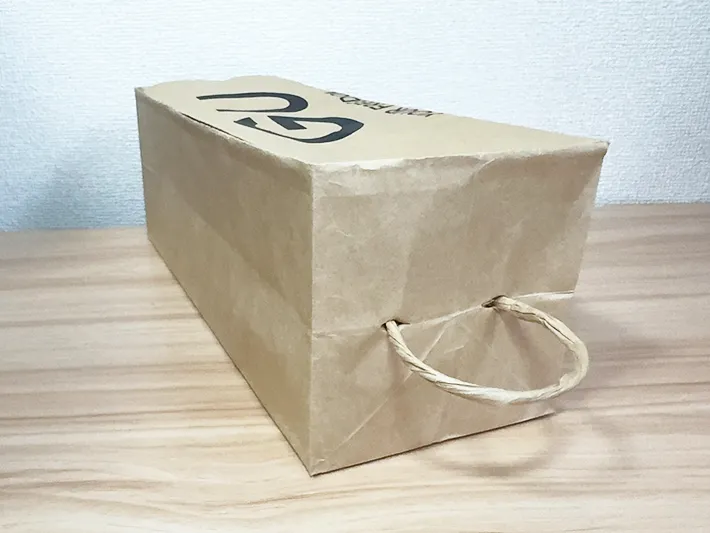 紙袋の持ち手つき箱（撮影：grapeライフハック編集部）