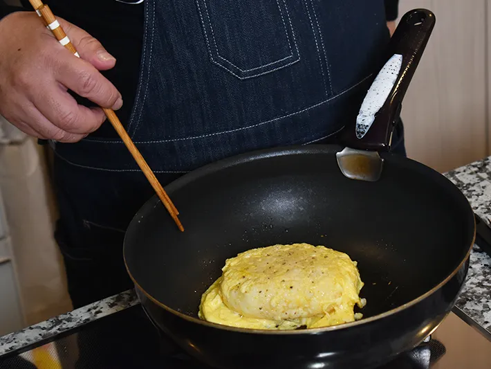 冷凍ご飯でオムライスを作る手元（撮影：grapeフード編集部）