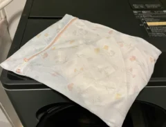 洗濯ネットの写真が洗濯機の上に載っている（撮影：grapeライフハック編集部）