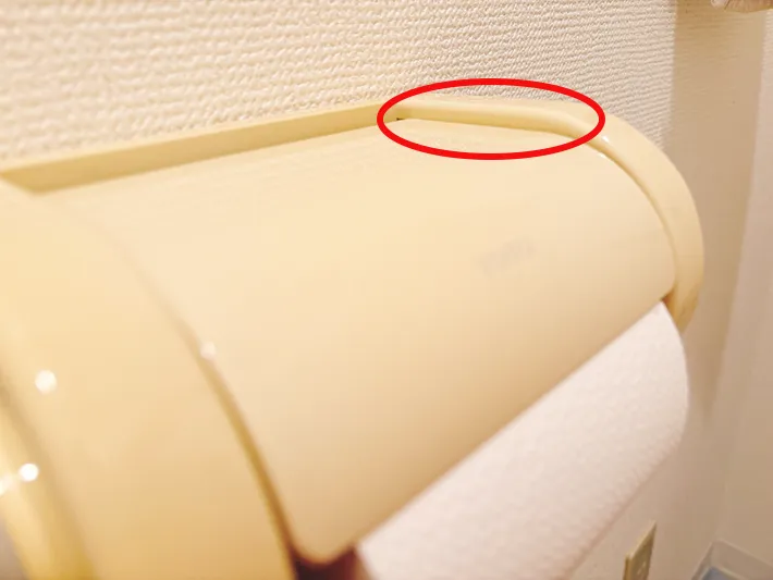 トイレットペーパーホルダーの段差の写真（撮影：grapeライフハック編集部）