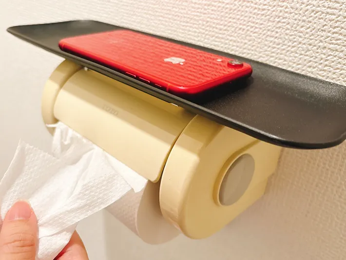 スマホと小物置きの写真（撮影：grapeライフハック編集部）
