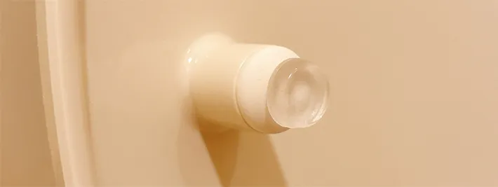 トイレの蓋の衝撃吸収材の写真（撮影：grapeライフハック編集部）