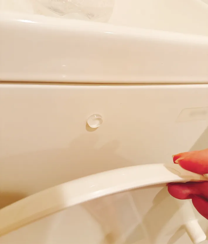 トイレの蓋の衝撃吸収材の写真（撮影：grapeライフハック編集部）