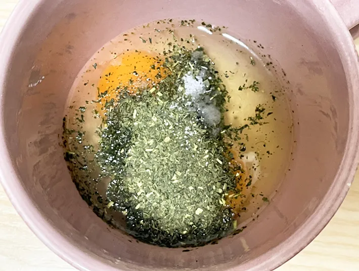 卵、塩、緑茶の茶葉を同じボウルに入れる写真（撮影：grapeフード編集部）