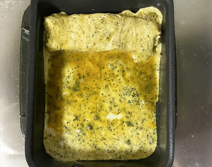 玉子焼きを巻く写真（撮影：grapeフード編集部）