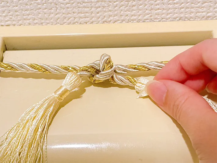 紐を結ぶ写真（撮影：grapeライフハック編集部）