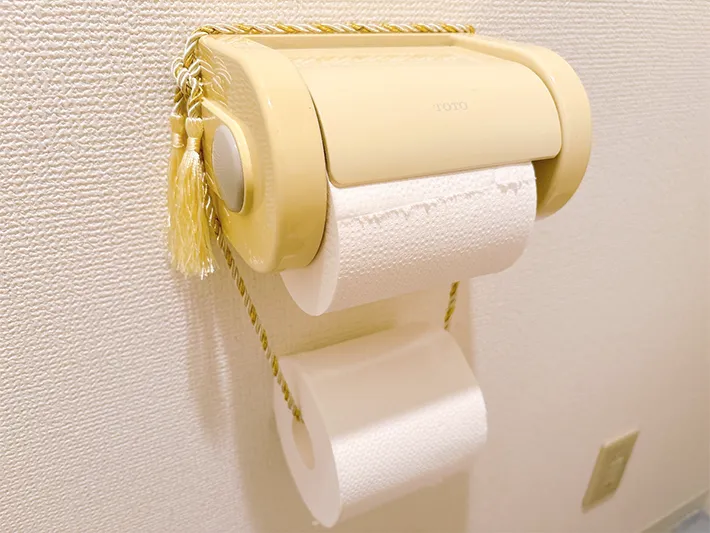 トイレットペーパーと紐の写真（撮影：grapeライフハック編集部）