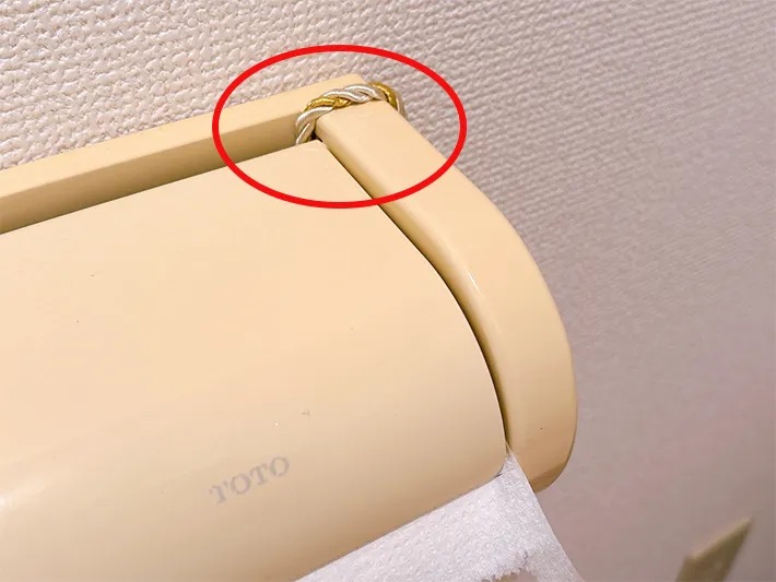 トイレットペーパーと紐の写真（撮影：grapeライフハック編集部）
