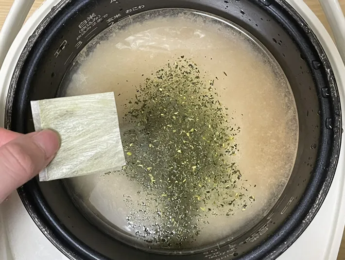炊き込みご飯の材料を入れる写真（撮影：grapeフード編集部）