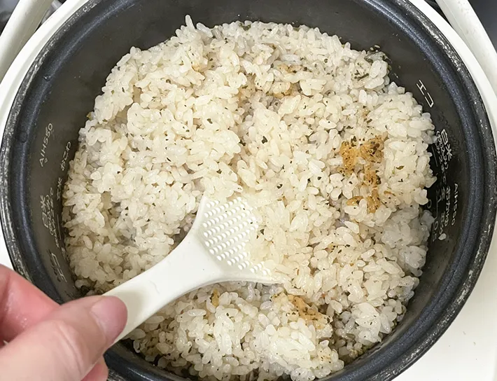 炊き込みご飯をしゃもじで混ぜる写真（撮影：grapeフード編集部）