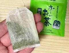 緑茶のティーバッグの写真（撮影：grapeフード編集部）