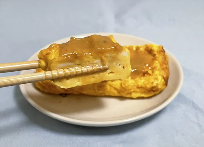 『うどんスープマヨ』に玉子焼きをかけた写真（撮影：grapeフード編集部）