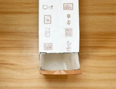 紙袋を切る（撮影：grapeライフハック編集部）