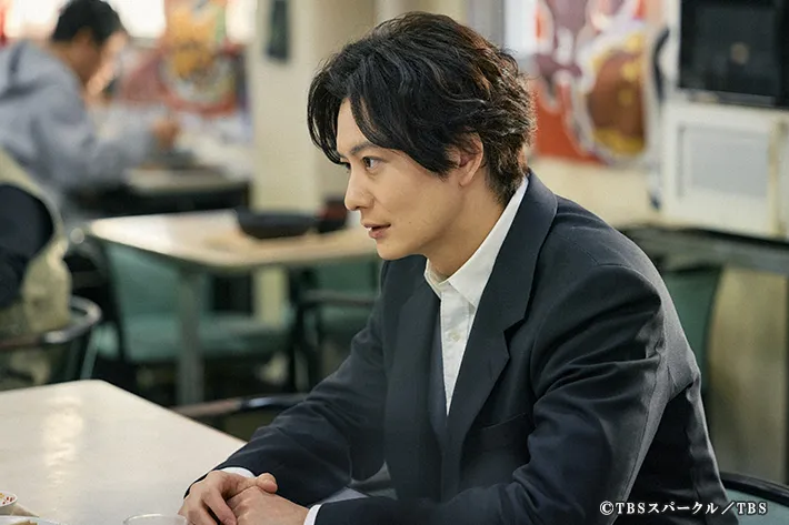 『田鎖ブラザーズ』に出演する岡田将生さんが写る場面写真