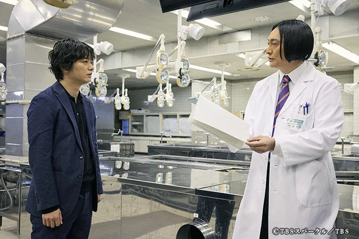 『田鎖ブラザーズ』に出演する染谷将太さんが写る場面写真