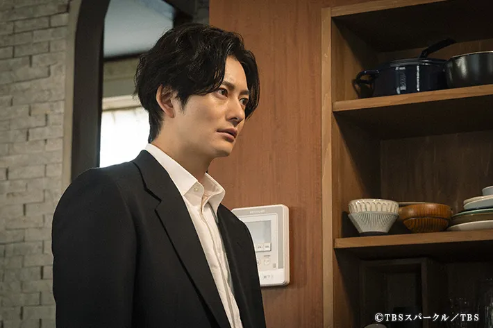 『田鎖ブラザーズ』に出演する岡田将生さんが写る場面写真