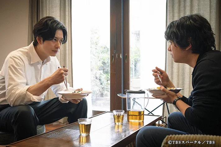 『田鎖ブラザーズ』に出演する岡田将生さんと染谷将太さんが写る場面写真