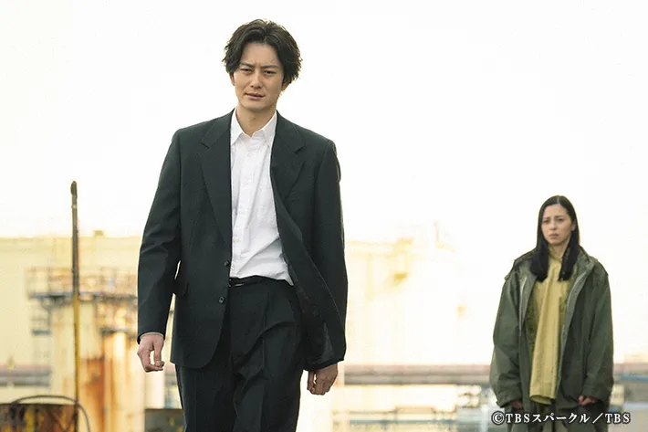 『田鎖ブラザーズ』に出演する岡田将生さんと中条あやみさんが写る場面写真